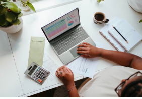 Pitney Bowes 2023包裹指数：英国包裹量十年来首次下降